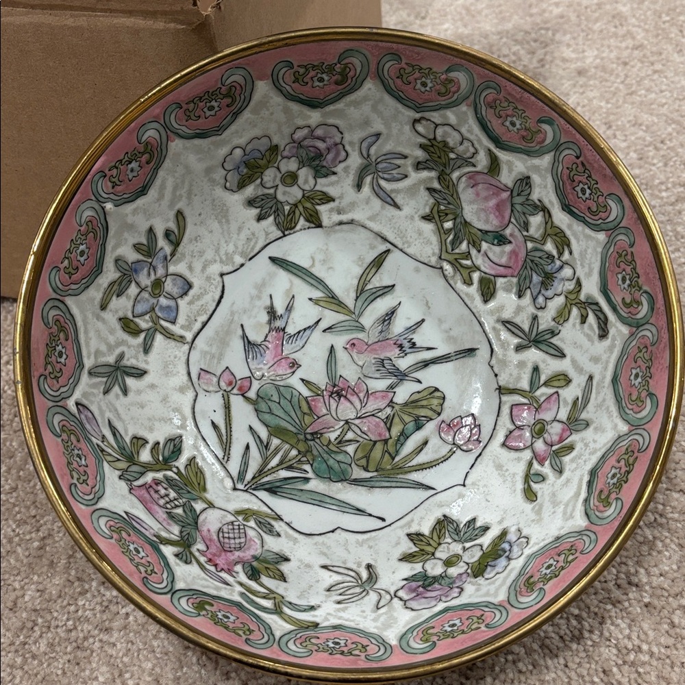 Antique Tung Chih Tongzhi porcelain Bowl from Macau floral/bird motif beautiful